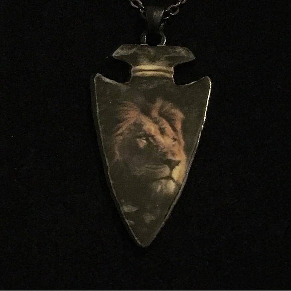Lion Face Arrowhead Shaped Fashion Jewelry Necklace - Picture 3 of 10